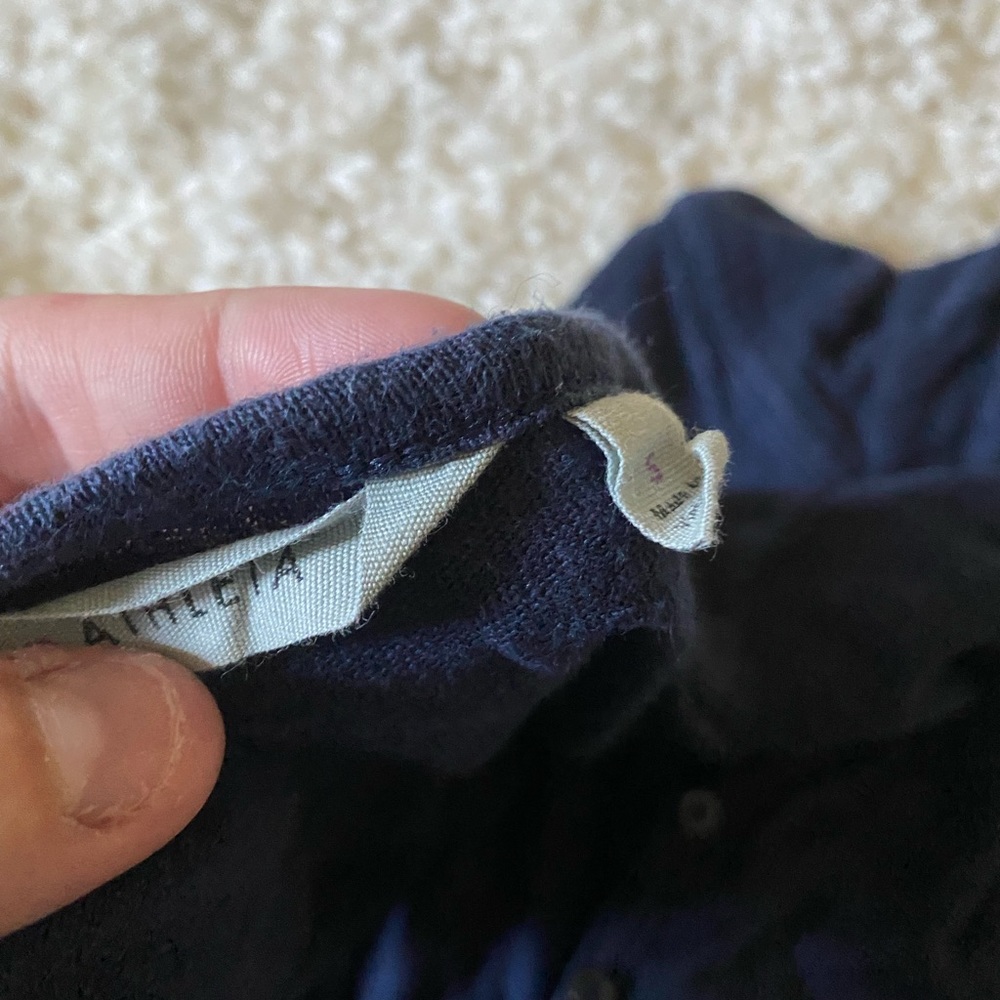 Athletica simple and casual navy blue long sleeve breathable shirt. Butt… - Picture 2 of 2